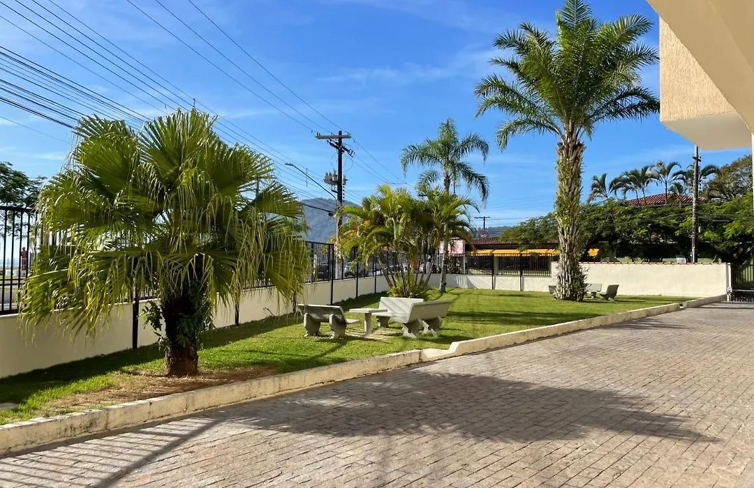 Apartamento Ubatuba, Itaguá, bem localizado, duas vagas de garagem-1